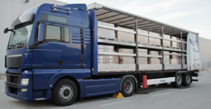 Załadunek ciężarówki z podwójną podłogą